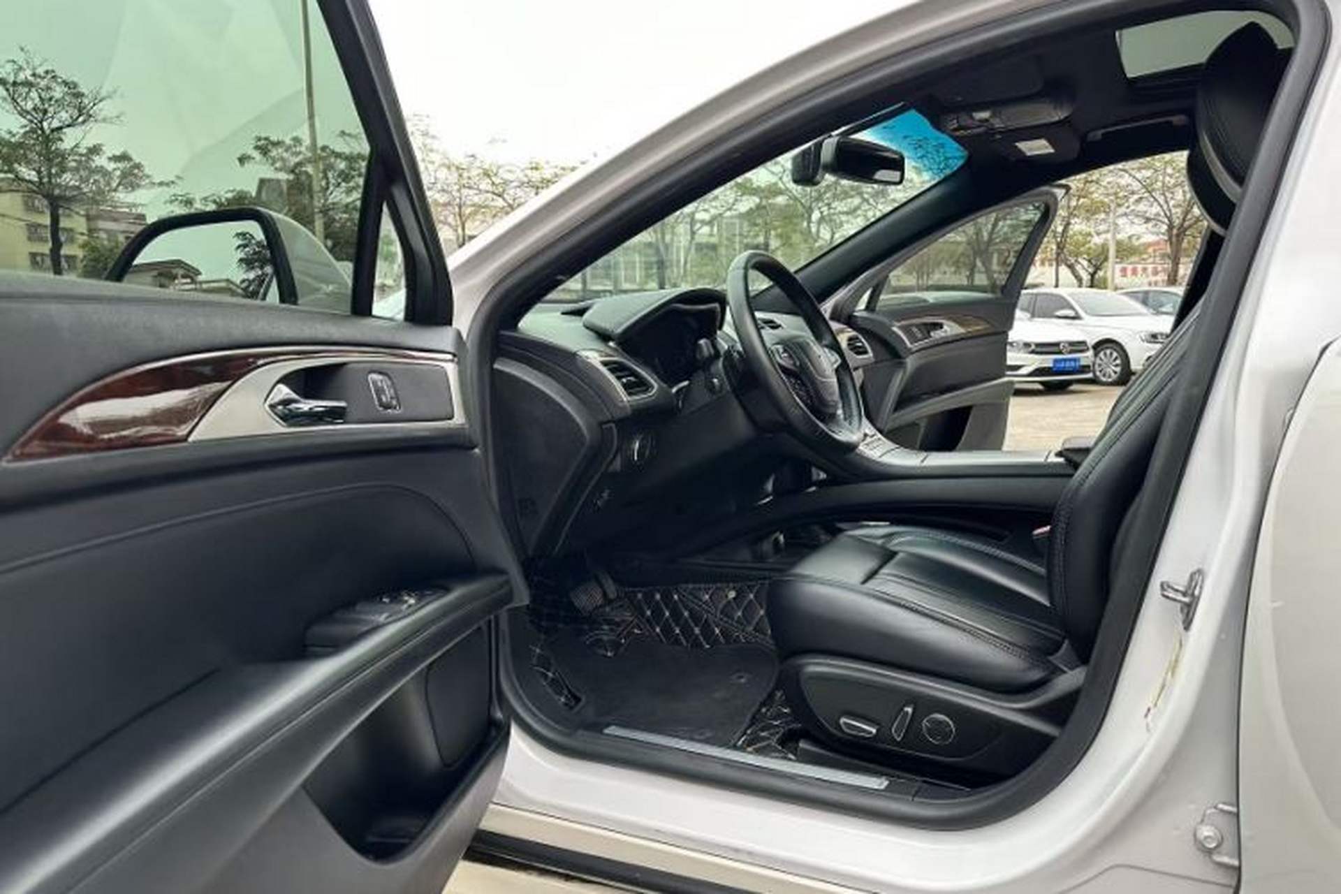 Used Lincoln MKZ 2020 2.0T Deluxe Edition Interior 5