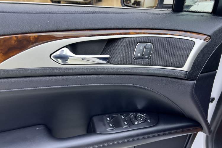 Used Lincoln MKZ 2020 2.0T Deluxe Edition Interior 8