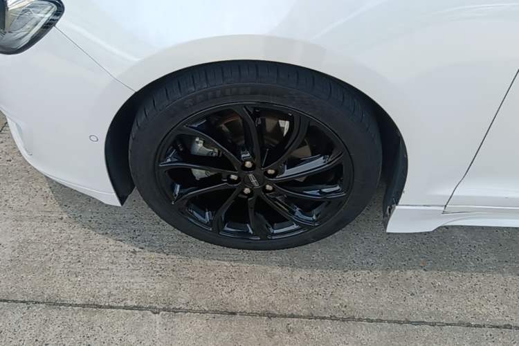 Used Lincoln MKZ 2020 2.0T MONO Limited Edition Prestige Version MONO WHITE Left Front Wheel Hub