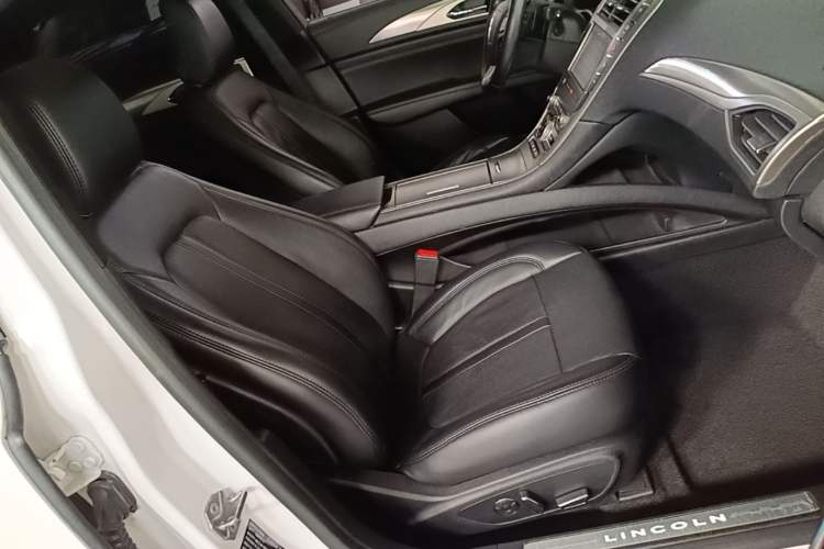 Used Lincoln MKZ 2020 2.0T MONO Limited Edition Prestige Version MONO WHITE Right Front Seat