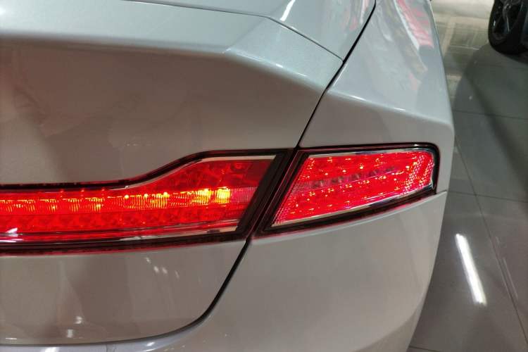 Used Lincoln MKZ 2020 2.0T Deluxe Edition Right Rear Taillight