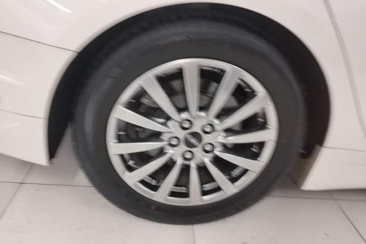 Used Lincoln MKZ 2020 2.0T Deluxe Edition Right Rear Wheel Hub