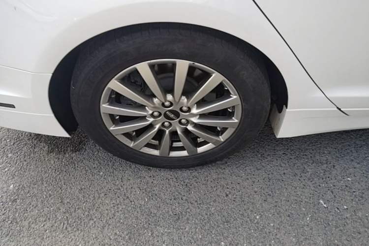 Used Lincoln MKZ 2020 2.0T Deluxe Edition Right Rear Wheel Hub