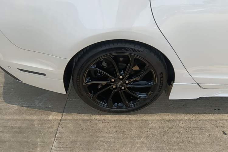 Used Lincoln MKZ 2020 2.0T MONO Limited Edition Prestige Version MONO WHITE Right Rear Wheel Hub