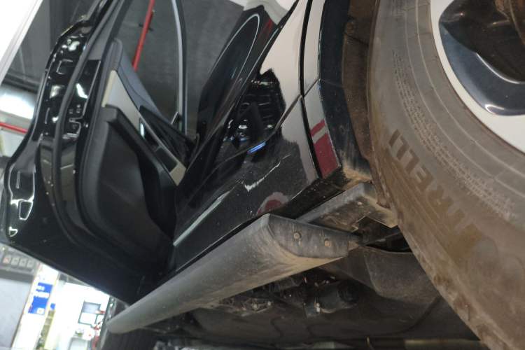 Used Lincoln Nautilus 2023 2.0T All-Wheel-Drive Luxury Hybrid Edition Left Side Sill