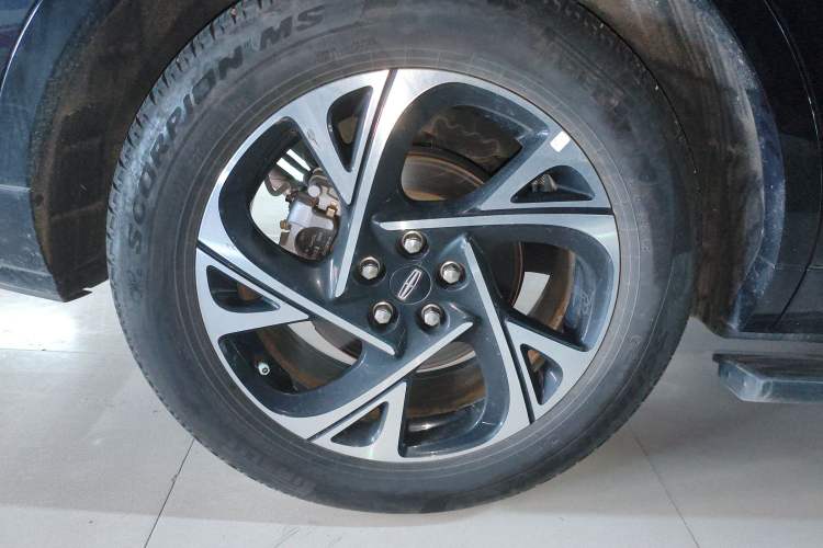 Used Lincoln Nautilus 2023 2.0T All-Wheel-Drive Luxury Hybrid Edition Right Rear Wheel Hub