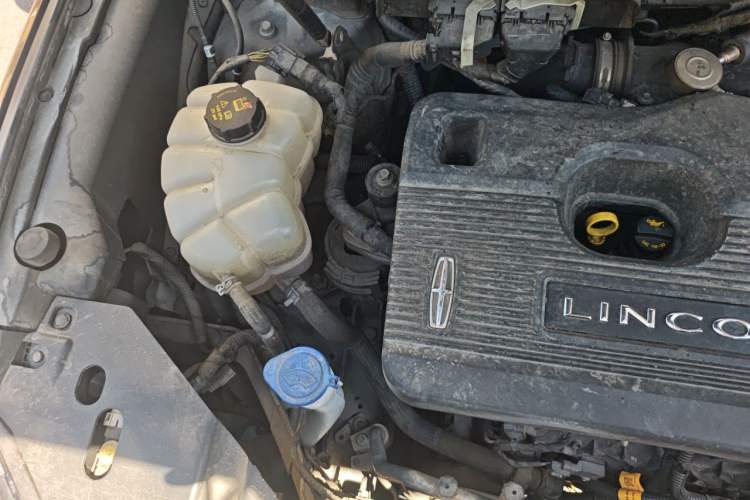 Used Lincoln Nautilus 2019 2.0T Two-Wheel Drive Luxury Edition China VI Standard Engine Bay Right