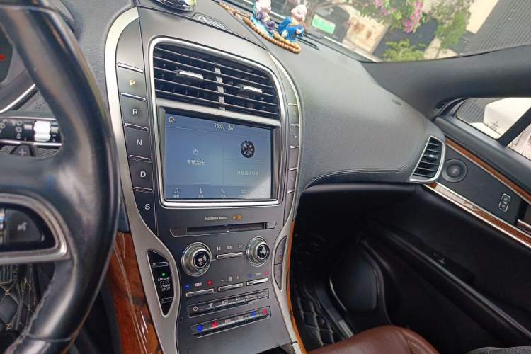 Used Lincoln Nautilus  Audio And AC Panel