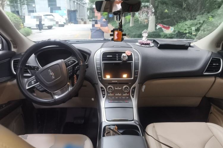 Used Lincoln Nautilus 2019 2.0T Two-Wheel Drive Luxury Edition China VI Standard Center Console