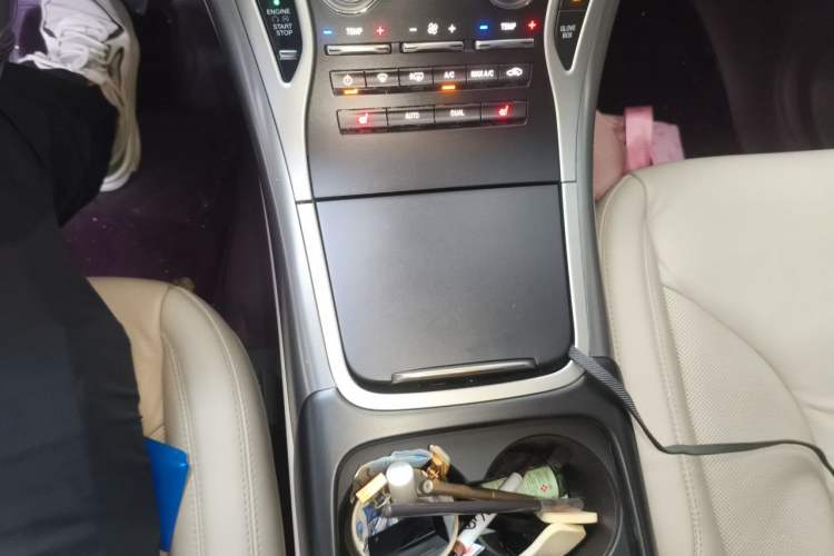 Used Lincoln Nautilus 2019 2.0T Two-Wheel Drive Luxury Edition China VI Standard Gear Lever