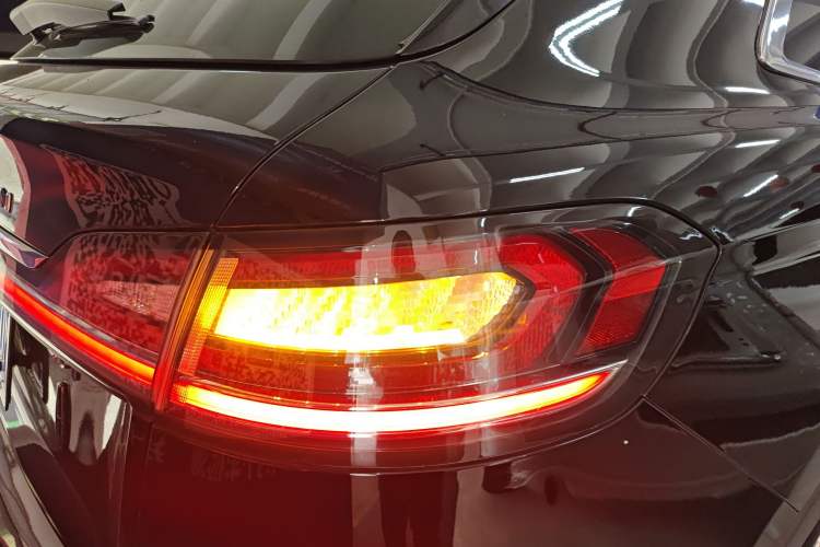 Used Lincoln Nautilus 2020 2.0T Submarine Edition Right Rear Taillight