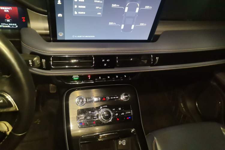 Used Lincoln Nautilus 2021 2.0T Four-Wheel Drive Luxury Edition Audio And AC Panel