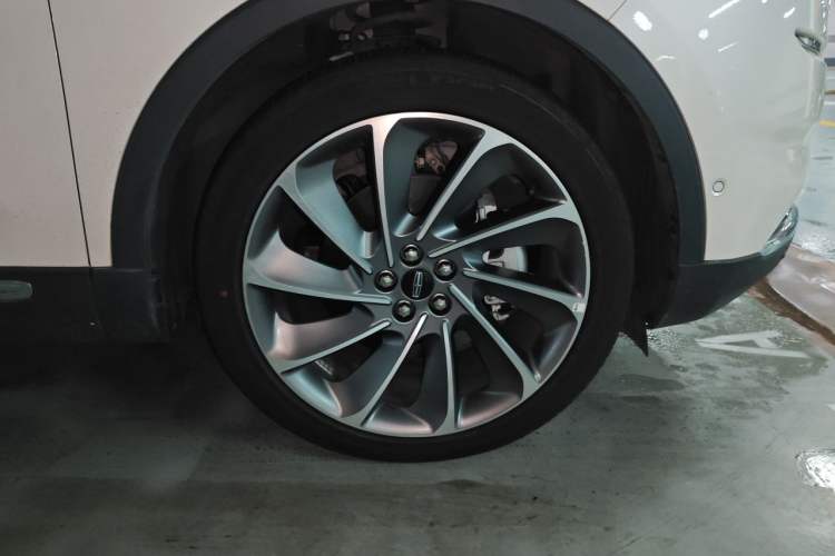 Used Lincoln Nautilus 2021 Revised Version 2.7T Four-Wheel Drive Prestige Edition Right Front Wheel Hub