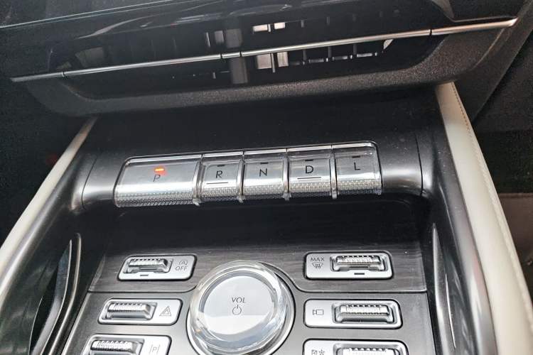 Used Lincoln Nautilus 2023 2.0T Four-Wheel Drive Luxury Edition Audio And AC Panel