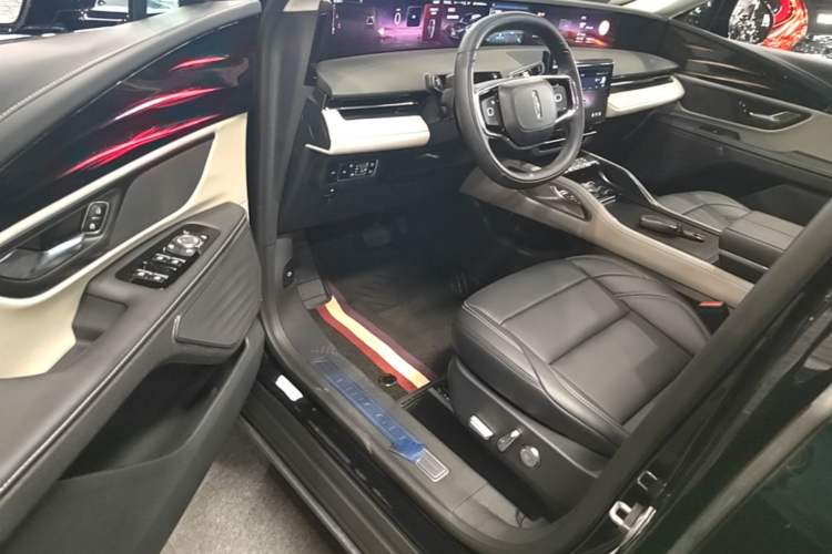 Used Lincoln Nautilus 2023 2.0T All-Wheel-Drive Luxury Hybrid Edition Driver Seat