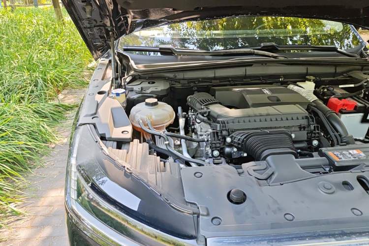 Used Lincoln Nautilus 2023 2.0T All-Wheel-Drive Luxury Edition Engine Bay Right