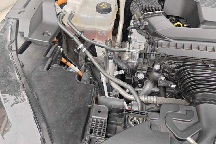 Used Lincoln Nautilus 2023 2.0T All-Wheel-Drive Zunrui Hybrid Version Engine Bay Right
