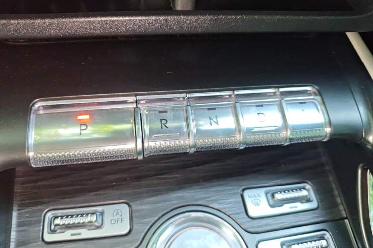 Used Lincoln Nautilus 2023 2.0T All-Wheel-Drive Luxury Edition Gear Lever