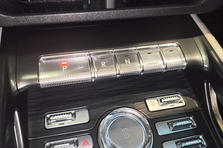 Used Lincoln Nautilus 2023 2.0T All-Wheel-Drive Luxury Edition Gear Lever