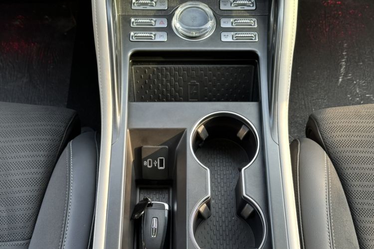 Used Lincoln Nautilus 2023 2.0T All-Wheel-Drive Zunrui Hybrid Version Interior 8