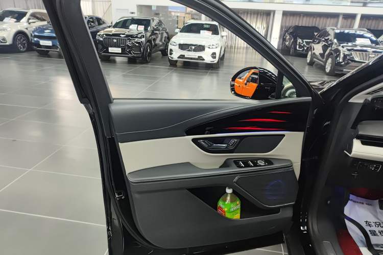 Used Lincoln Nautilus 2023 2.0T All-Wheel-Drive Luxury Edition Left Front Door Interior
