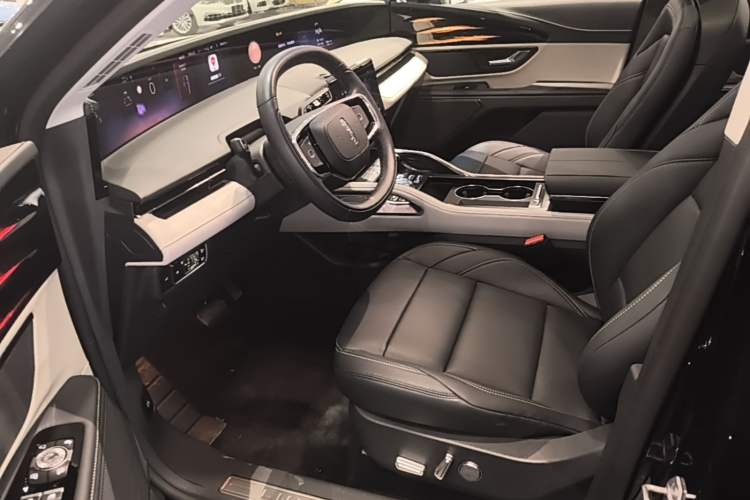 Used Lincoln Nautilus 2023 2.0T All-Wheel-Drive Luxury Edition Left Front Seat