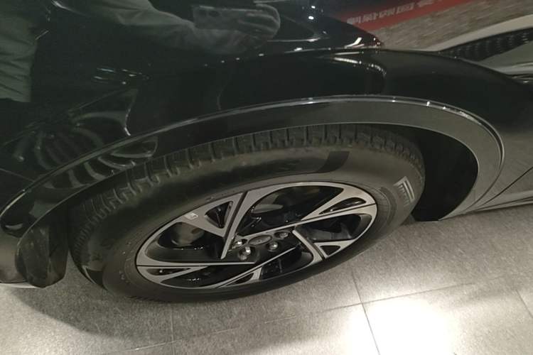 Used Lincoln Nautilus 2023 2.0T All-Wheel-Drive Luxury Hybrid Edition Left Front Wheel Hub