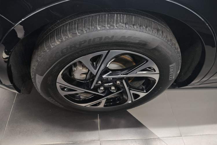 Used Lincoln Nautilus 2023 2.0T All-Wheel-Drive Luxury Hybrid Edition Left Front Wheel Hub