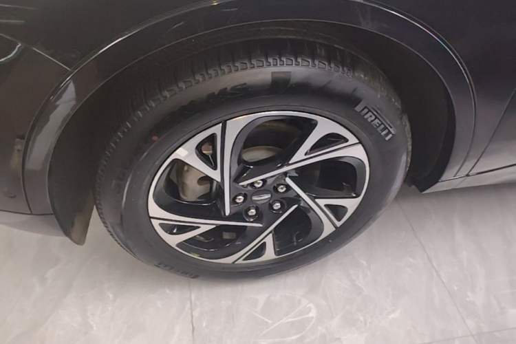 Used Lincoln Nautilus 2023 2.0T All-Wheel-Drive Luxury Hybrid Edition Left Front Wheel Hub