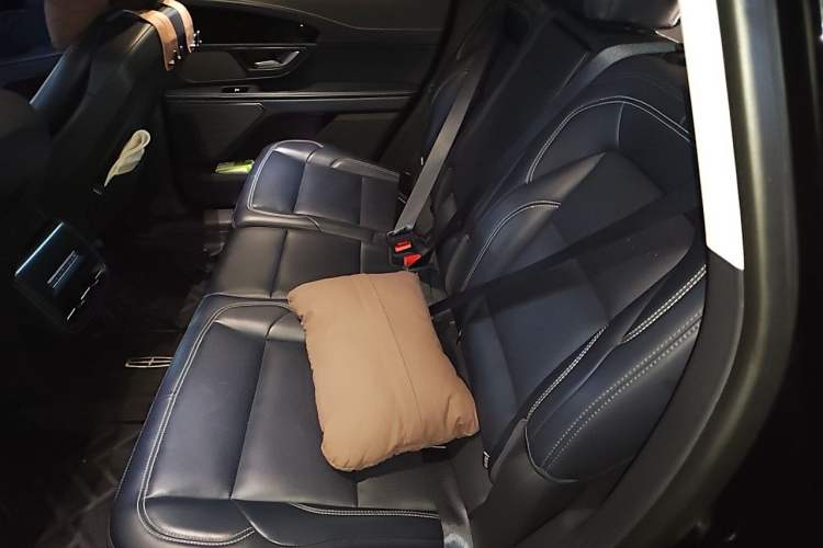 Used Lincoln Nautilus 2023 2.0T All-Wheel-Drive Luxury Edition Left Rear Seat
