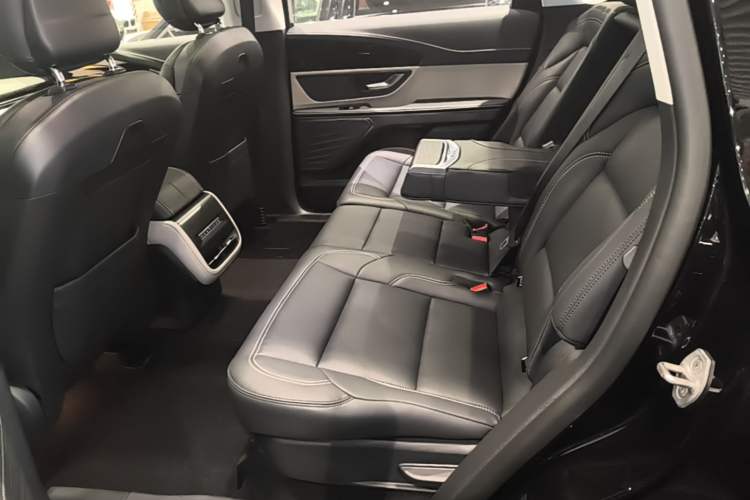 Used Lincoln Nautilus 2023 2.0T All-Wheel-Drive Luxury Edition Left Rear Seat