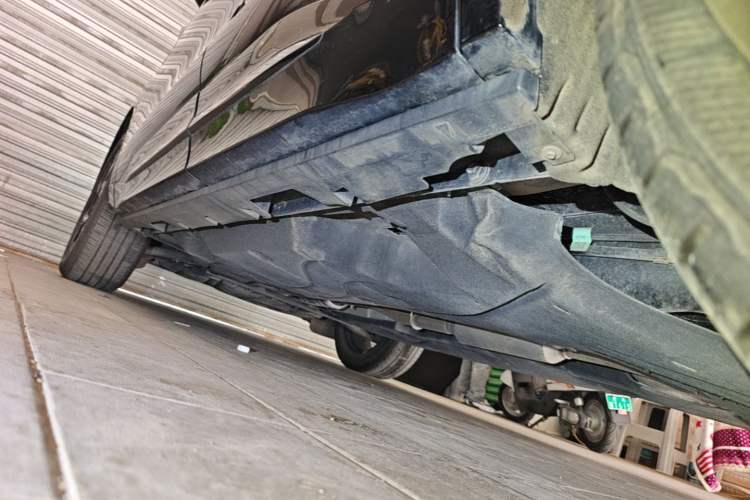 Used Lincoln Nautilus 2023 2.0T All-Wheel-Drive Luxury Hybrid Edition Left Side Sill