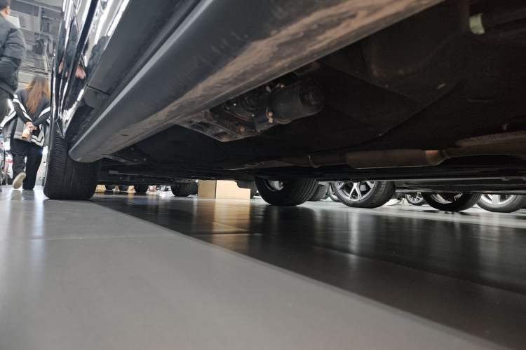 Used Lincoln Nautilus 2023 2.0T All-Wheel-Drive Luxury Hybrid Edition Left Side Sill