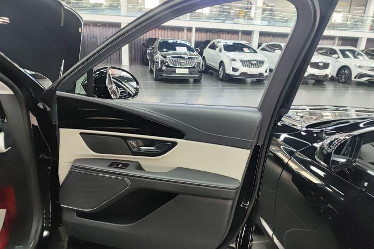 Used Lincoln Nautilus 2023 2.0T All-Wheel-Drive Luxury Edition Right Front Door Interior