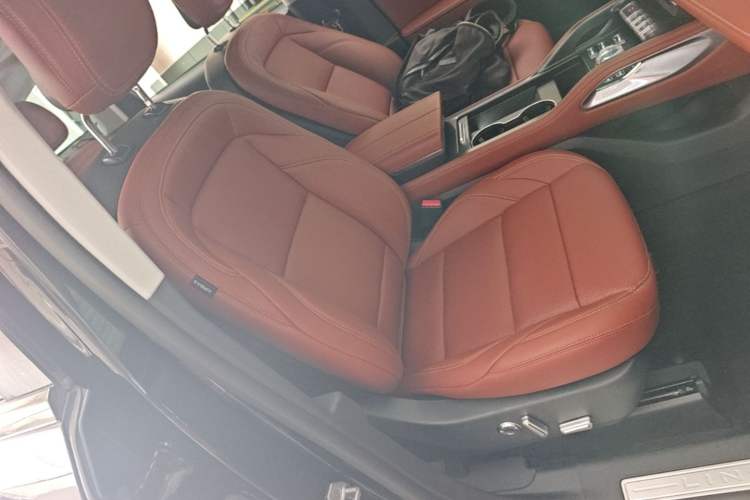 Used Lincoln Nautilus 2023 2.0T All-Wheel-Drive Luxury Hybrid Edition Right Front Seat