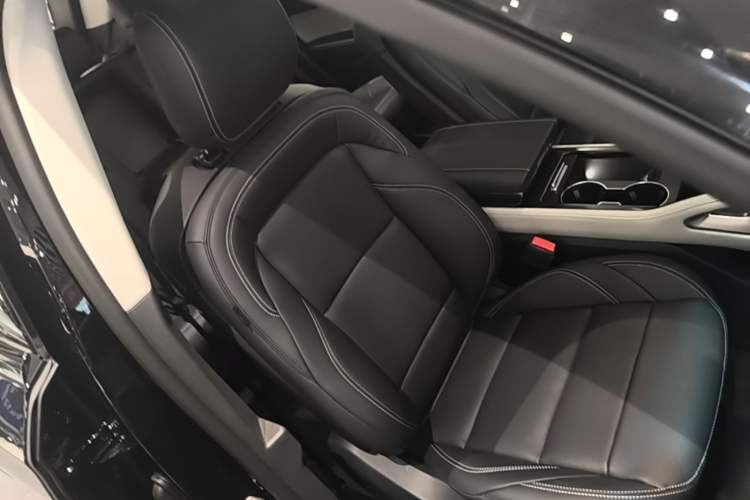 Used Lincoln Nautilus 2023 2.0T All-Wheel-Drive Luxury Edition Right Front Seat