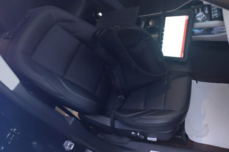 Used Lincoln Nautilus 2023 2.0T All-Wheel-Drive Luxury Hybrid Edition Right Front Seat