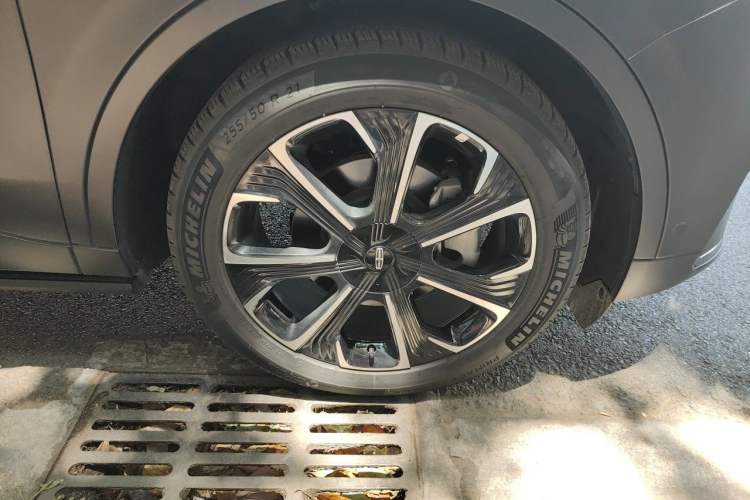 Used Lincoln Nautilus 2023 2.0T All-Wheel-Drive Zunrui Hybrid Version Right Front Wheel Hub