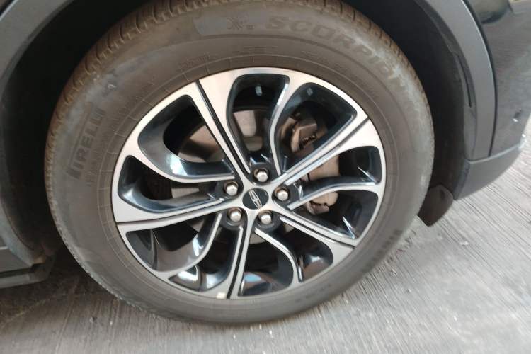 Used Lincoln Nautilus 2023 2.0T All-Wheel-Drive Luxury Edition Right Front Wheel Hub