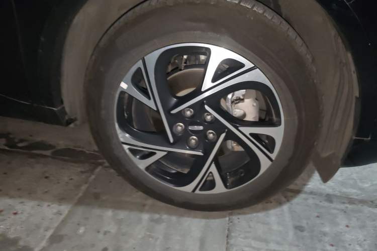 Used Lincoln Nautilus 2023 2.0T All-Wheel-Drive Luxury Hybrid Edition Right Front Wheel Hub