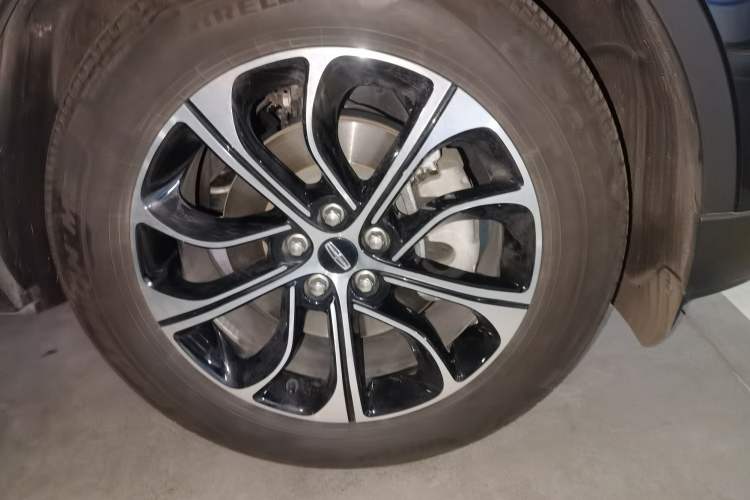 Used Lincoln Nautilus 2023 2.0T All-Wheel-Drive Luxury Edition Right Front Wheel Hub