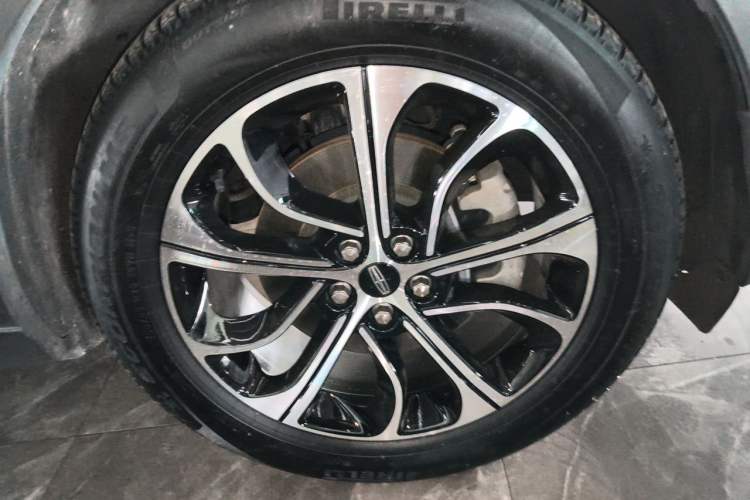 Used Lincoln Nautilus 2023 2.0T All-Wheel-Drive Luxury Edition Right Front Wheel Hub