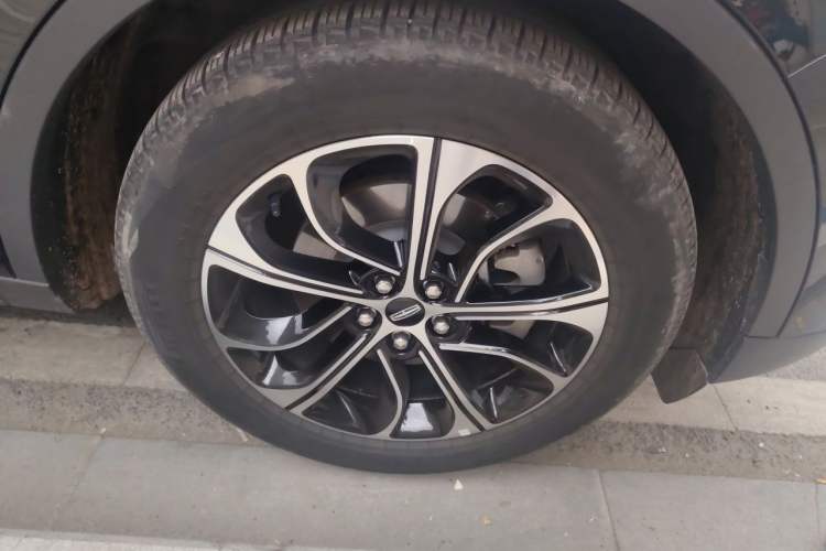 Used Lincoln Nautilus 2023 2.0T All-Wheel-Drive Luxury Edition Right Front Wheel Hub