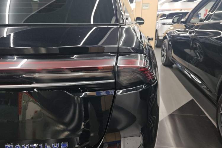 Used Lincoln Nautilus 2023 2.0T All-Wheel-Drive Luxury Hybrid Edition Right Rear Taillight