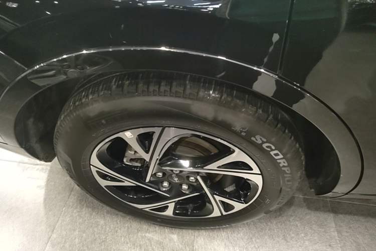 Used Lincoln Nautilus 2023 2.0T All-Wheel-Drive Luxury Hybrid Edition Right Rear Wheel Hub