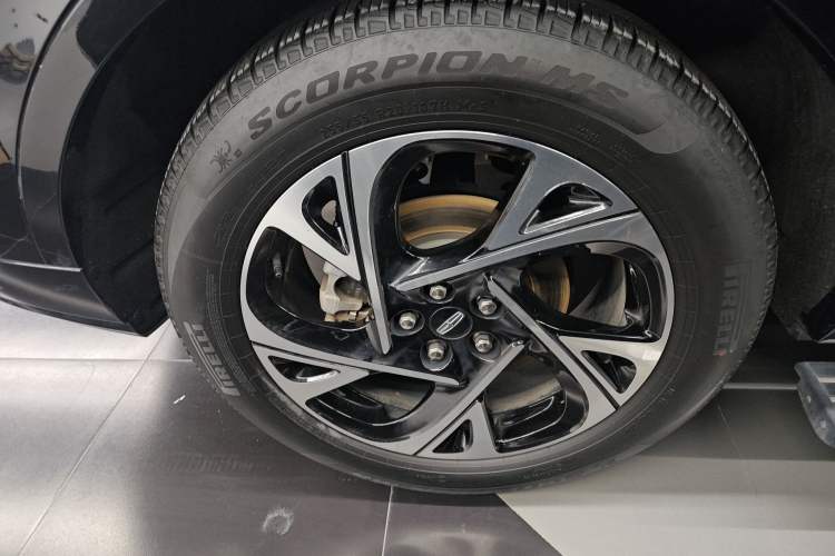 Used Lincoln Nautilus 2023 2.0T All-Wheel-Drive Luxury Hybrid Edition Right Rear Wheel Hub