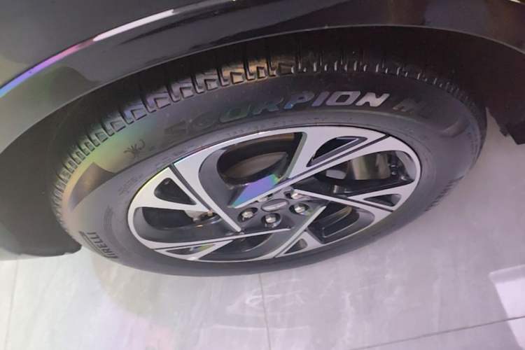 Used Lincoln Nautilus 2023 2.0T All-Wheel-Drive Luxury Hybrid Edition Right Rear Wheel Hub