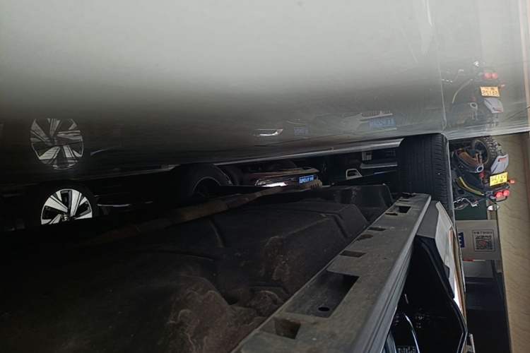 Used Lincoln Nautilus 2023 2.0T All-Wheel-Drive Luxury Edition Right Side Sill