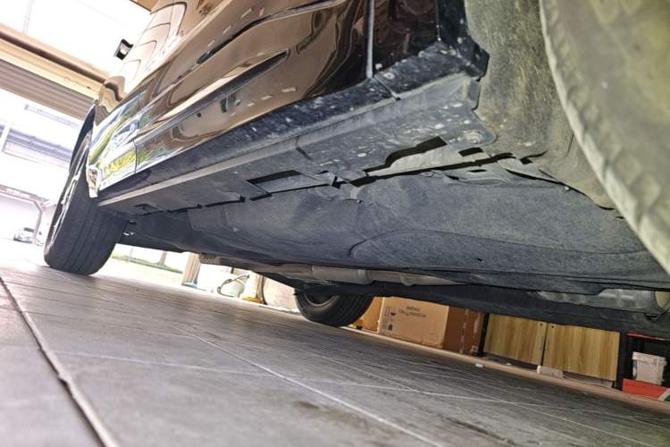 Used Lincoln Nautilus 2023 2.0T All-Wheel-Drive Luxury Hybrid Edition Right Side Sill
