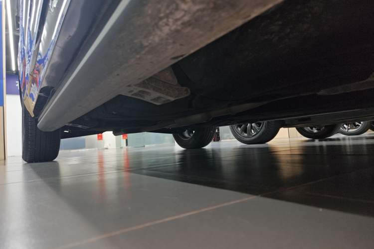 Used Lincoln Nautilus 2023 2.0T All-Wheel-Drive Luxury Hybrid Edition Right Side Sill